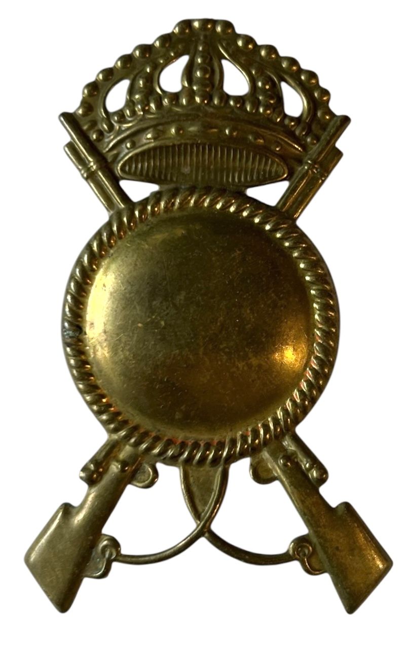 סמל כובע/מצחיה - חיל הרגלים המלכותי האיטלקי 
מלחמת העולם השניה. 
עשוי מתכת פליז, במרכז הרובים 