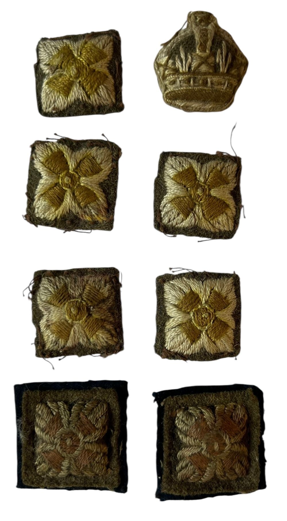 לוט 8 דרגות כתף/ זרוע - הצבא הבריטי המלכותי 
מלחמת העולם השנייה 
עשוי חוטים רקומים על גבי בד. 