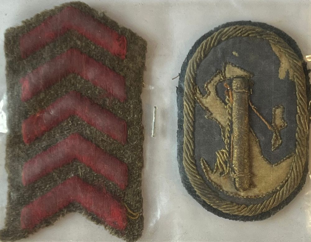 תגי זרוע/כתף ישנים 
שרות מעבר לים וציון שנות שרות ותג המציג את מפת איטליה וכנראה סמל/תג 