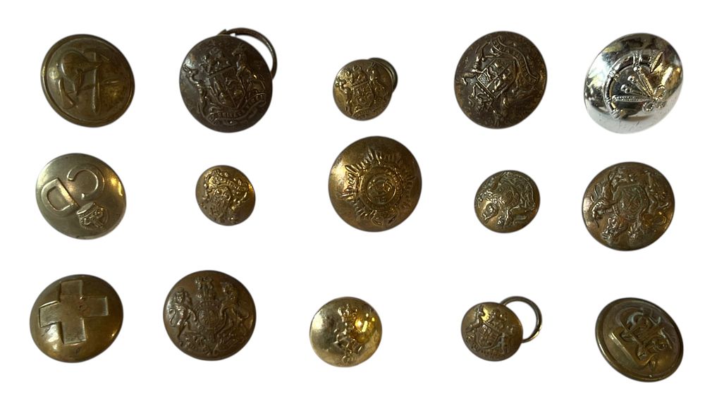 פלשתינה - לוט 15 כפתורים ישנים - חולצה/מעיל 
עם סמלים ועיצובים המעידים על שימוש מבאי או 