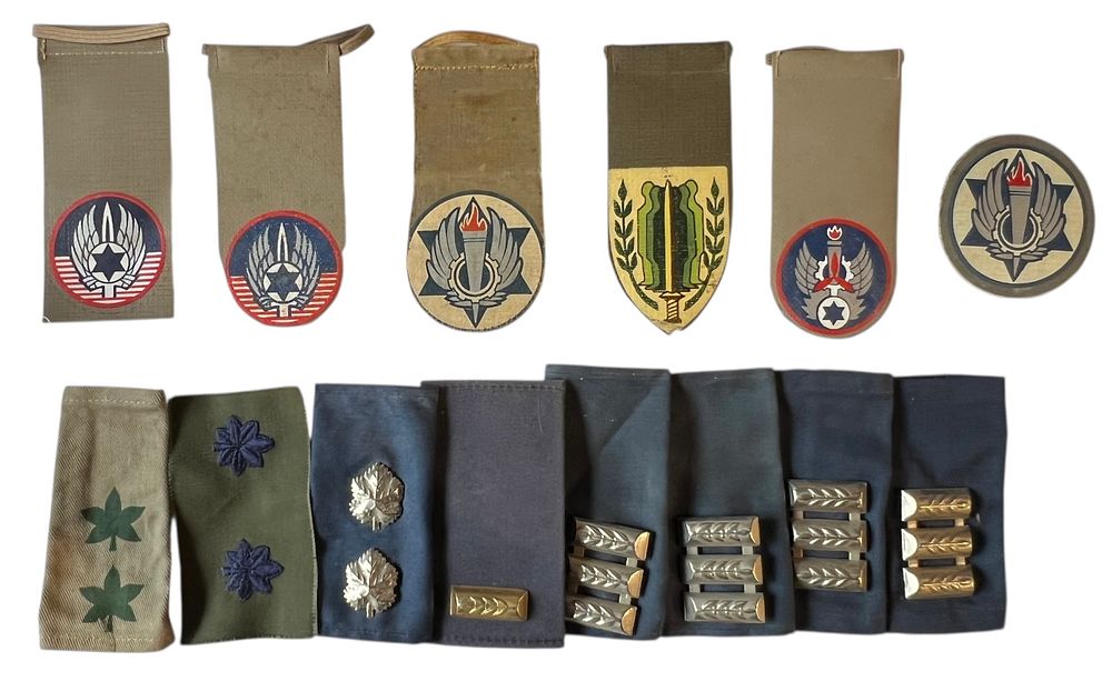 צה"ל - לוט תגים 
8 דרגות כתף - קצונה. 
5 תגי יחידה - חיל האויר 
אחד מתגי חיל האויר משויך 