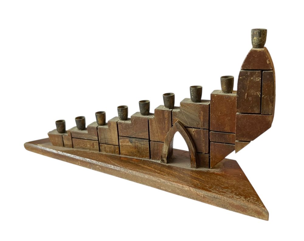 ישראליאנה - מוצרי עין החורש - חנוכיית עץ 
חנוכייה עשויה מעץ זית בצורת חומות עיר עתיקה, בזיכי 