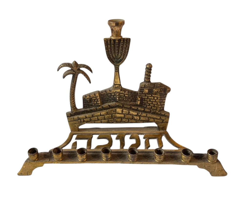 ישראליאנה - חנוכיית פליז 
עיטור חומות העיר העתיקה ירושלים, מנורה ועץ דקל. 
22*14.5 סמ