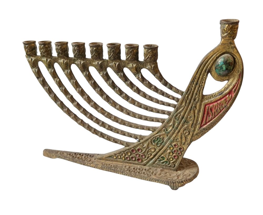 ישראליאנה - חנוכיית פליז 
חנוכייה בצורת יונת שלום, משובצת באבן אילת 
שנות ה50-60. 
חתום Made 