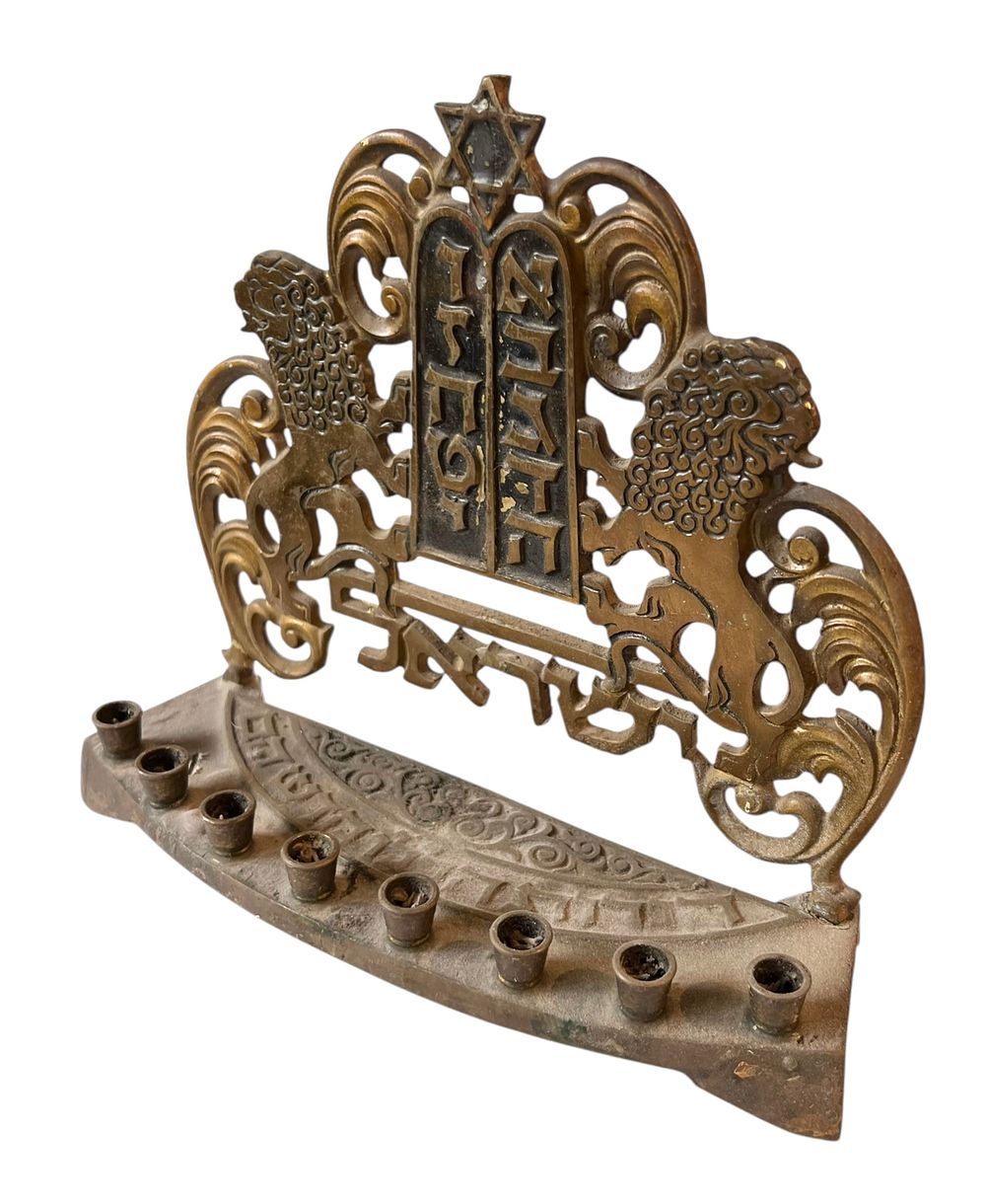 ישראליאנה - חנוכיית פליז 
עיטור אריות אוחזים בלוחות הברית 
*חוסר של שמש - מצולם 
חתום MADE 