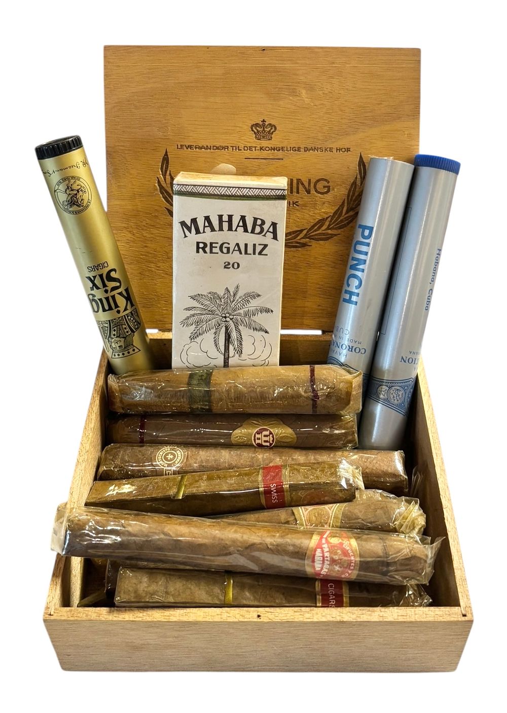 סיגרים - לוט 5 אריזות 
חברות שונות - כפי הנראה בצילום. 
אריזת עץ, מתכת ונייר. 
קופסאות מלאות. 