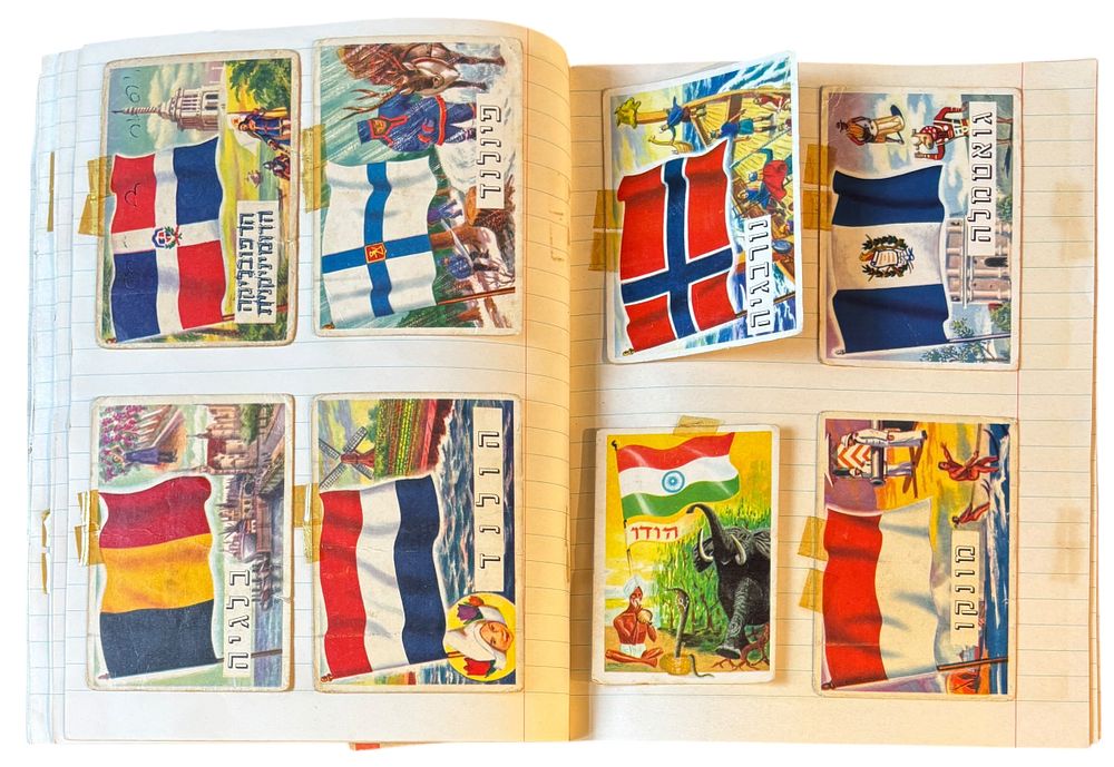 מחברת אישית 
כוללת רישומים בכתב יד - לימוד אנגלית, אוסף מדבקות "חלל - דגלים", תמונות חלל 