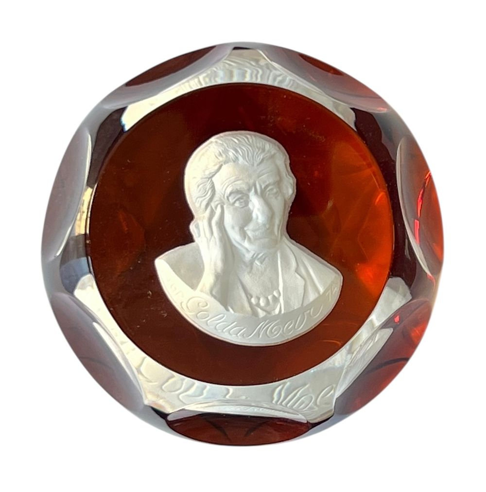 ישראליאנה - משקולת לנייר עם דיוקנה של גולדה מאיר 
משקולת זכוכית איכותית תוצרת צרפת, שנות ה60 