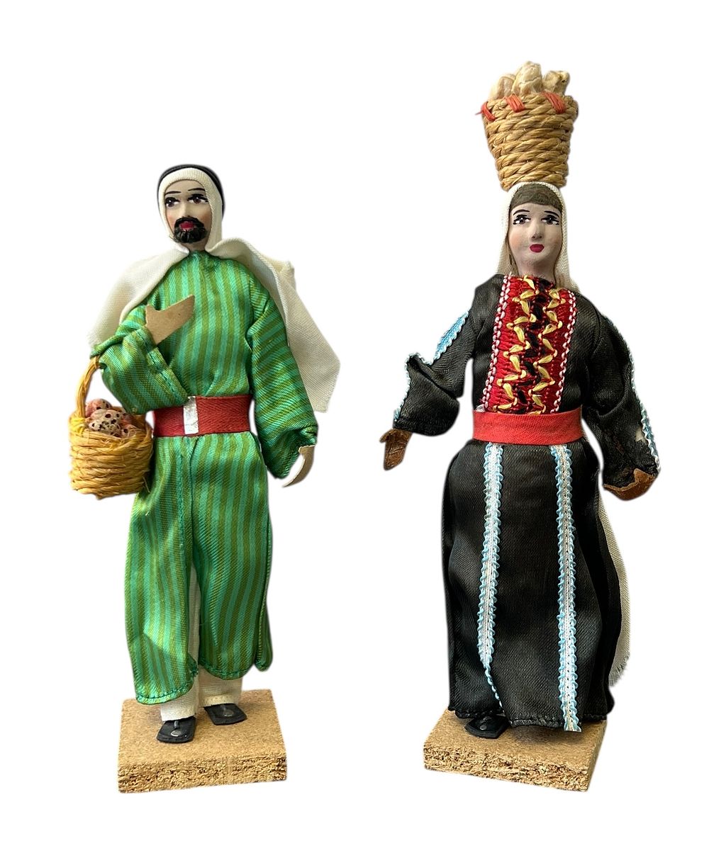 ישראליאנה - צברה - זוג בובות עץ ובד 
בובות עשויות בעבודת יד, בדמות זוג ערבים נושאים סלים. 