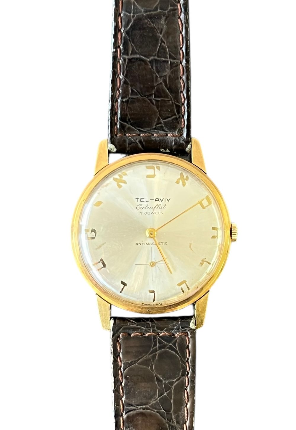 ישראליאנה - שעון יד "תל-אביב" 
Swiss made, פלדה 
אותיות בעברית במקום ספרות 
קוטר 3 ס"מ 