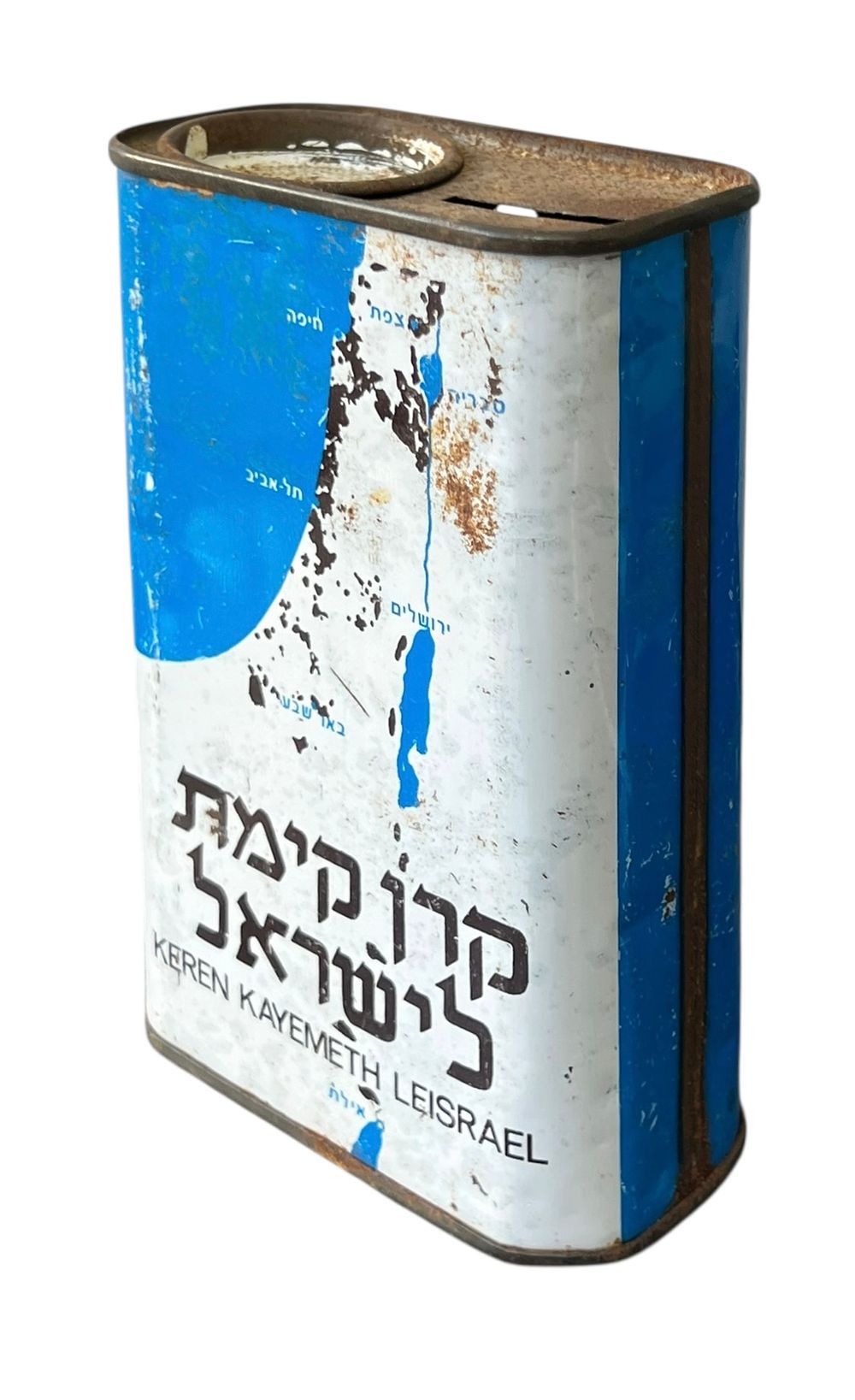 קרן קיימת לישראל - קופת צדקה 
מתכת. 
איור של מפת ישראל עם ציון הערים הגדולות ודגל ישראל. 