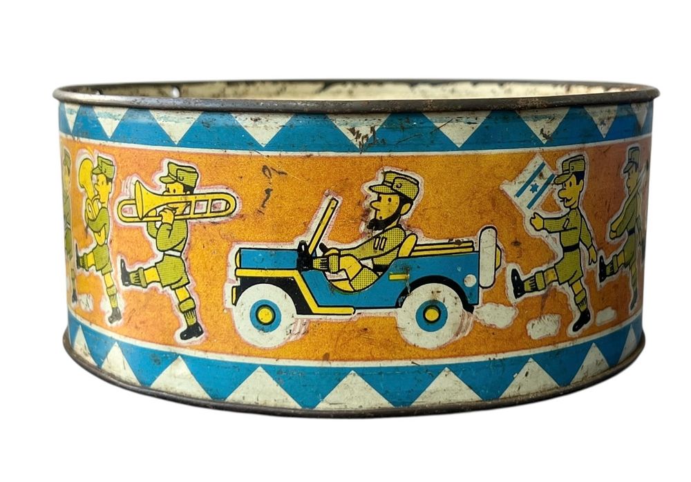 ישראליאנה - תוף צעצוע ישראלי 
עשוי פח, מעוטר בדמויות חיילים בתהלוכה צה״לית . 
שנות ה50-60 