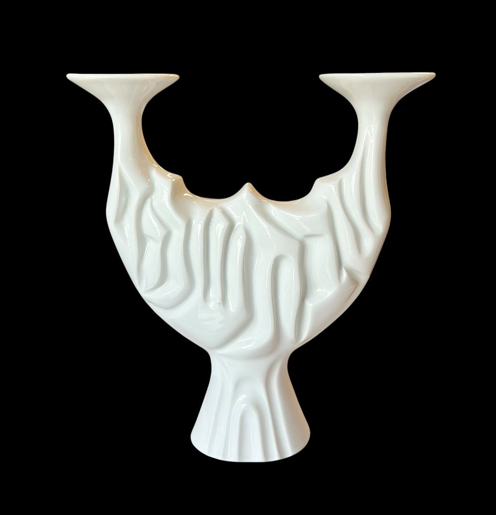 נעמן - פמוט דו-קני גדול 
פמוט פורצלן לבן מעוטר ב 
כיתוב ״שבת שלום" 
גובה 25 סמ 
רוחב 17 סמ 
חתום