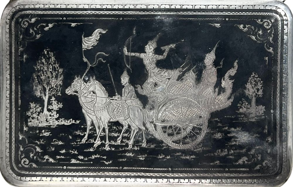 כסף - קופסת סיגריות אסייתית 
עבודת ניילו. עיטור ציידים על כרכרת סוסים. 
124 גרם. 
13*8 ס"מ 