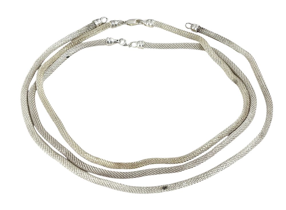 לוט 3 שרשראות כסף איטלקיות 
עבודת סריגה. 
כסף נבדק. 
חוסר של סוגר לאחת השרשראות. 
משקל כולל 