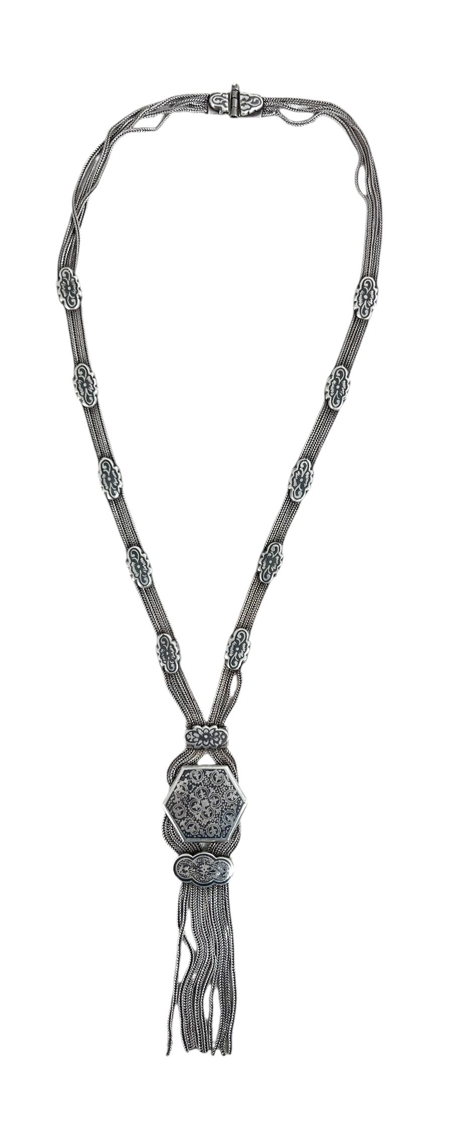 שרשרת כסף - אר דקו 
עבודת אמן יפיפייה עם עיטורים בעבודת ניילו. 
אורך 36 ס"מ. 
74 גרם. 
כסף 