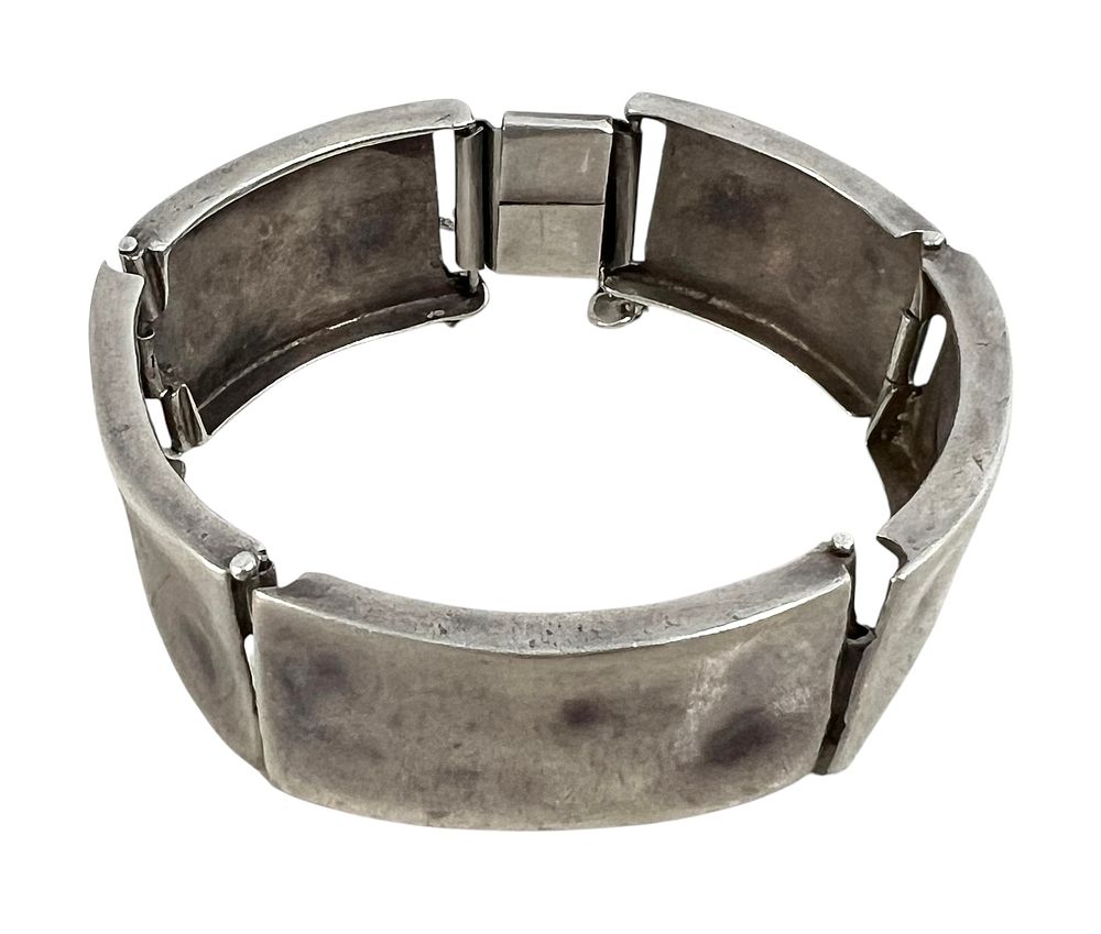 צמיד כסף וינטג' 
בנוי מ4 חוליות. 
אורך 23 ס"מ ( קוטר פנימי 6 ס"מ ) 
48 גרם. חתום.