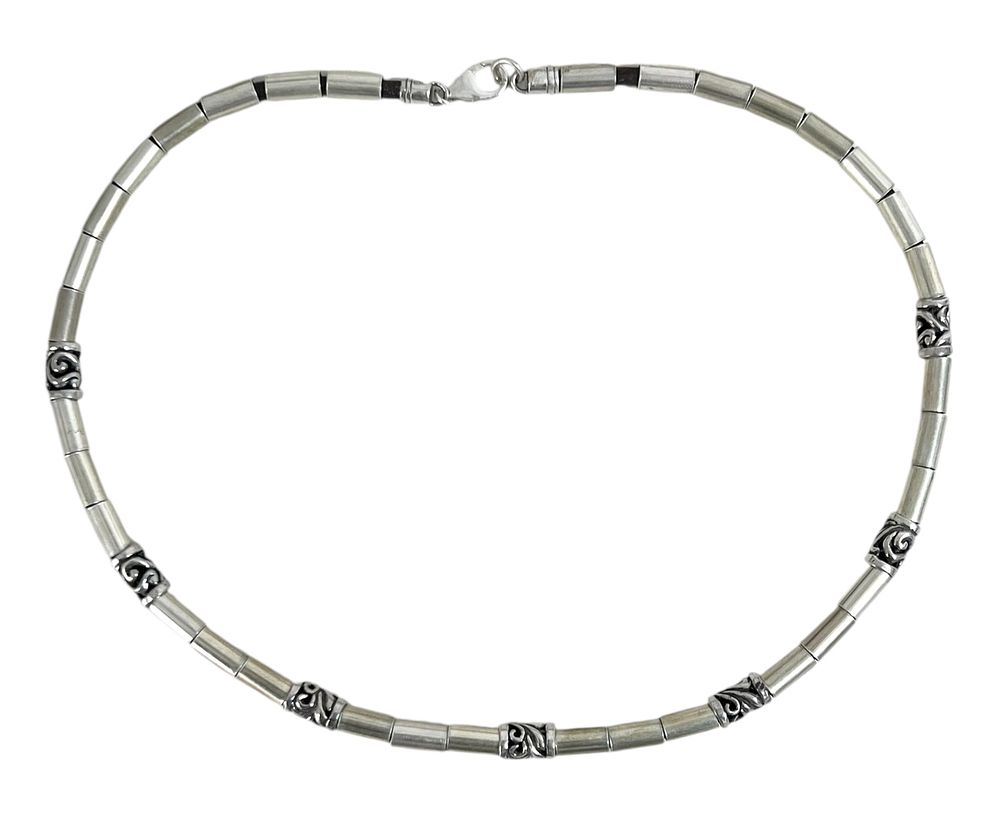 שרשרת כסף וינטג' 
עבודת חוליות ביניהן עובר שרוך גומי עבה. 
משקל כולל 40 גרם. 
אורך 46 ס"מ.