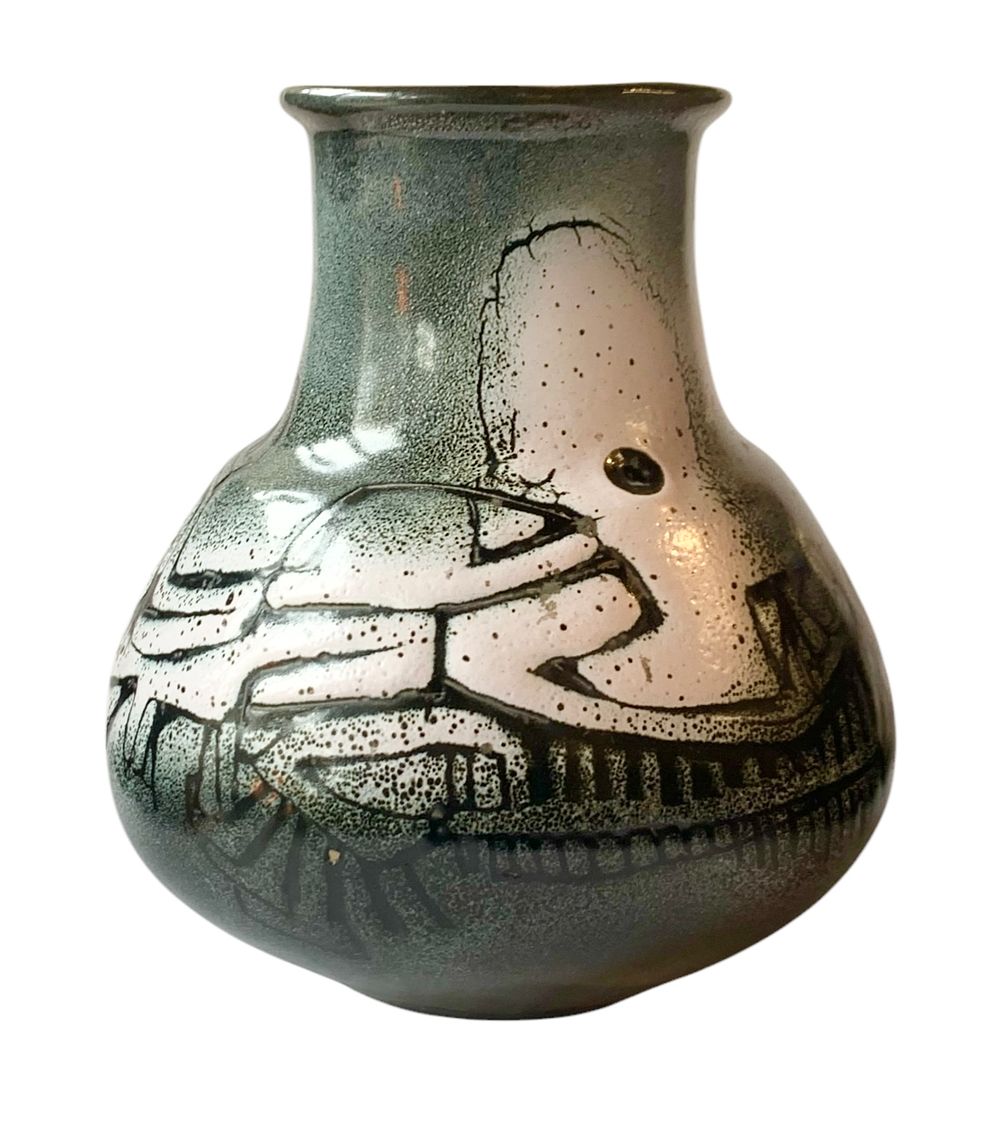 חרסה - אגרטל בינוני 
עיטורים אבסטרקטיים בשחור. 
אגרטל בעל גוונים יפיפיים, שילוב של שחור אפור 