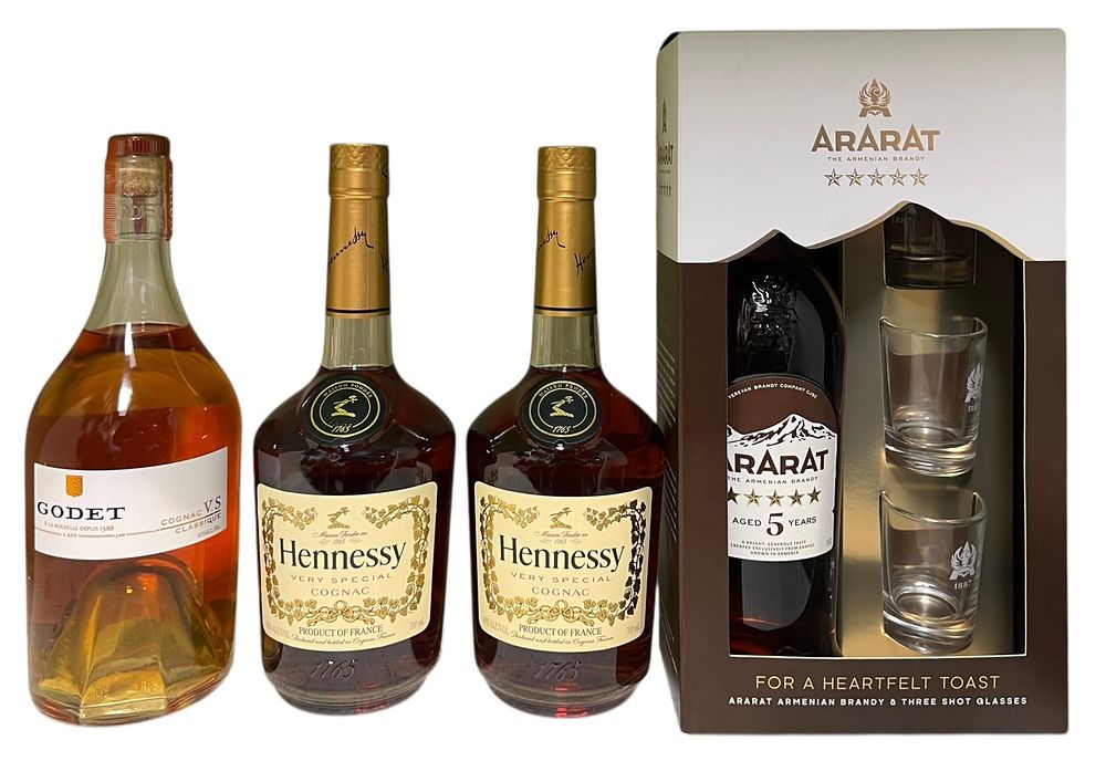 לוט 4 בקבוקי קוניאק - מצב טוב מאוד 
1 בקבוק Godet VS צרפת 
2 בקבוקי Henessy VS צרפת 
1 בקבוק 