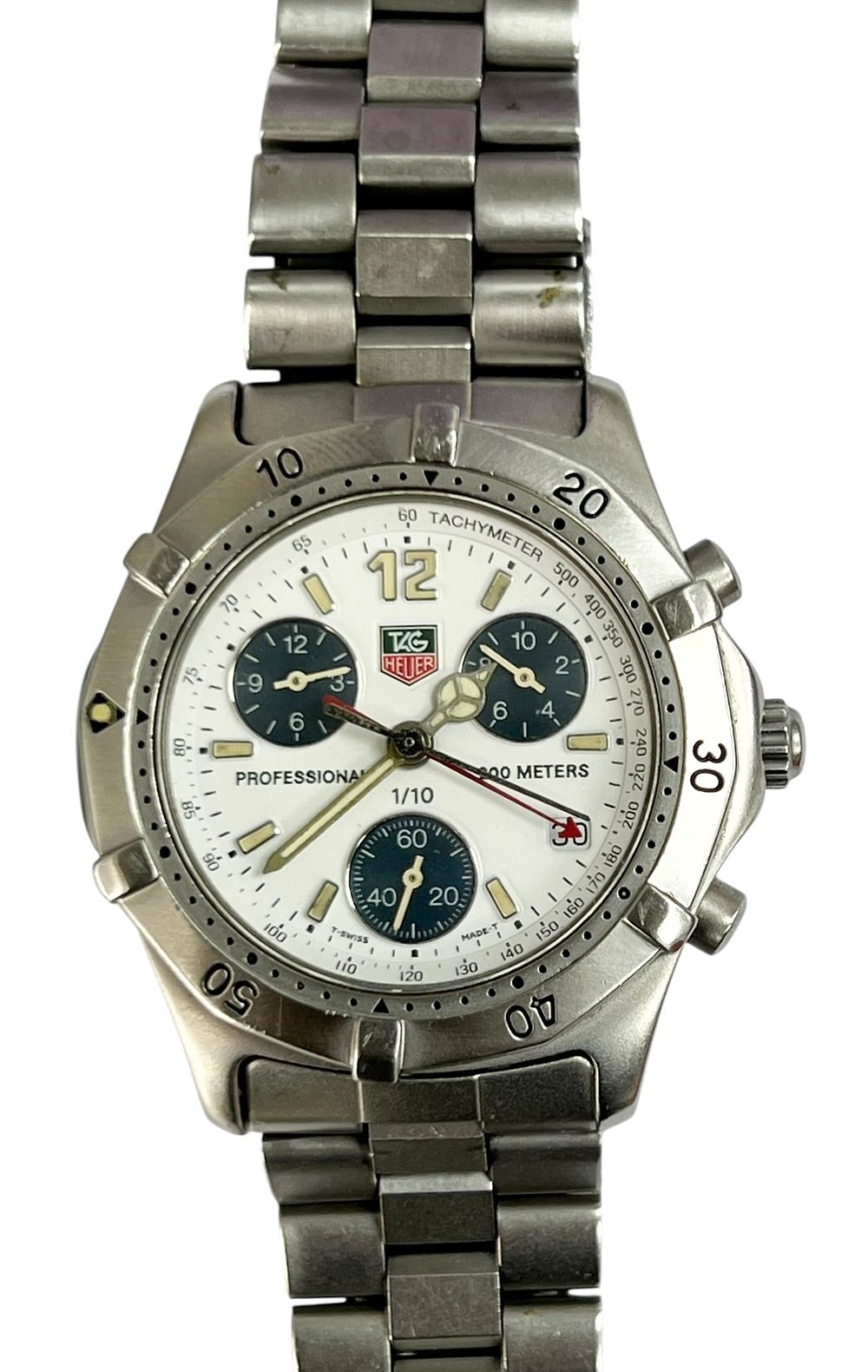 Tag Heuer 2000 - שעון יד פלדה לגבר 
מנגנון קוורץ . כרונוגרף. 
קוטר 37.2 מ"מ. 
במצב עבודה.