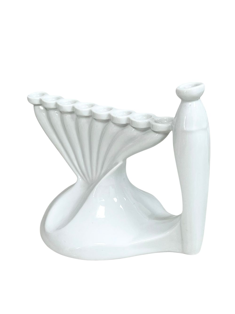 נעמן - חנוכיית פורצלן 
פורצלן לבן ישראלי 
18*14 ס"מ 
חתום