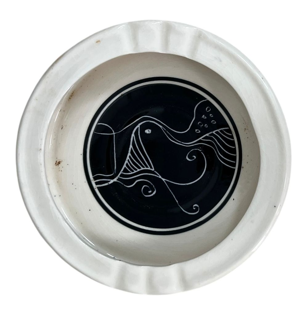 לפיד - מאפרת קרמיקה 
עיטור יד שחור לבן 
16*3 ס"מ 
חתום