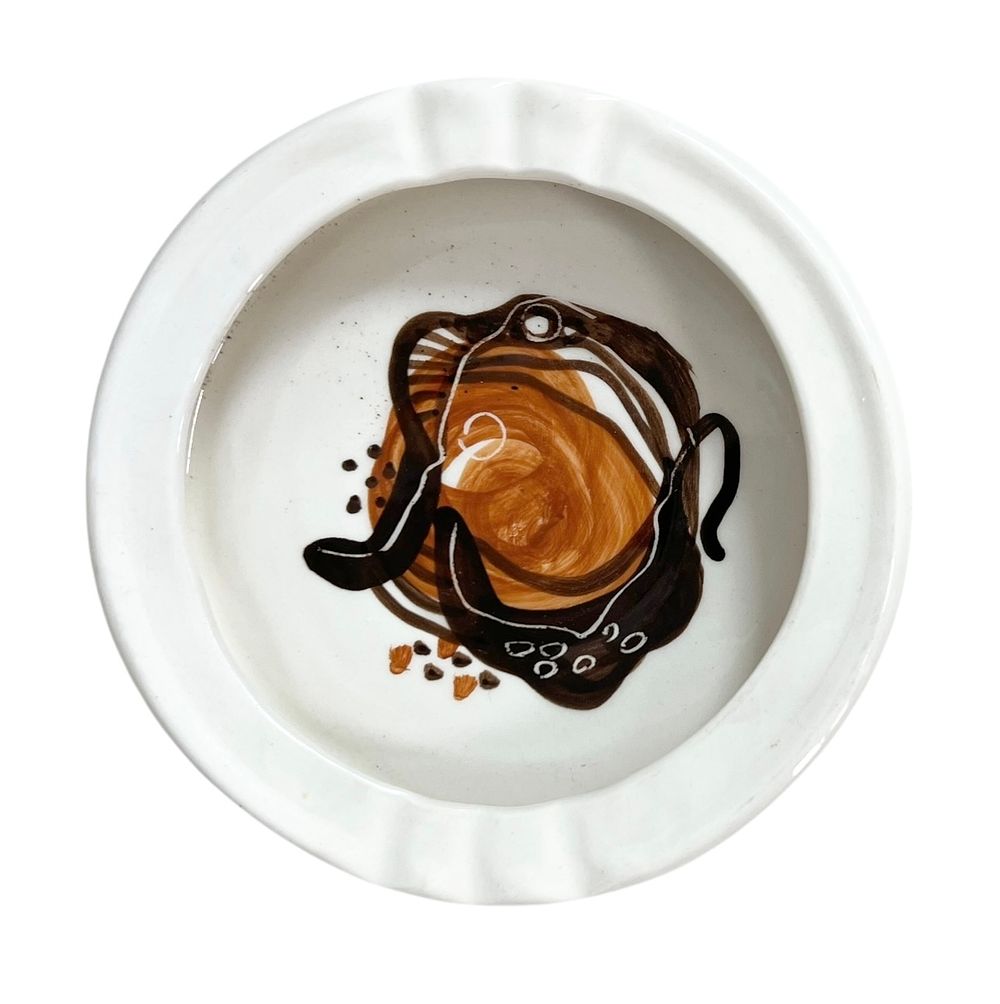 לפיד - מאפרת קרמיקה 
עיטור יד בגוונים חומים 
16*3 ס"מ 
חתום