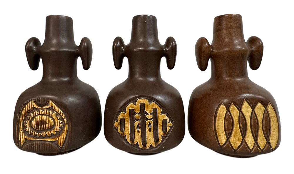 בית היוצר - צבי - שלישיית אגרטלים גדולים 
3 אגרטלים עם ידיות אחיזה בגווני חום, עיטורי חריטה 