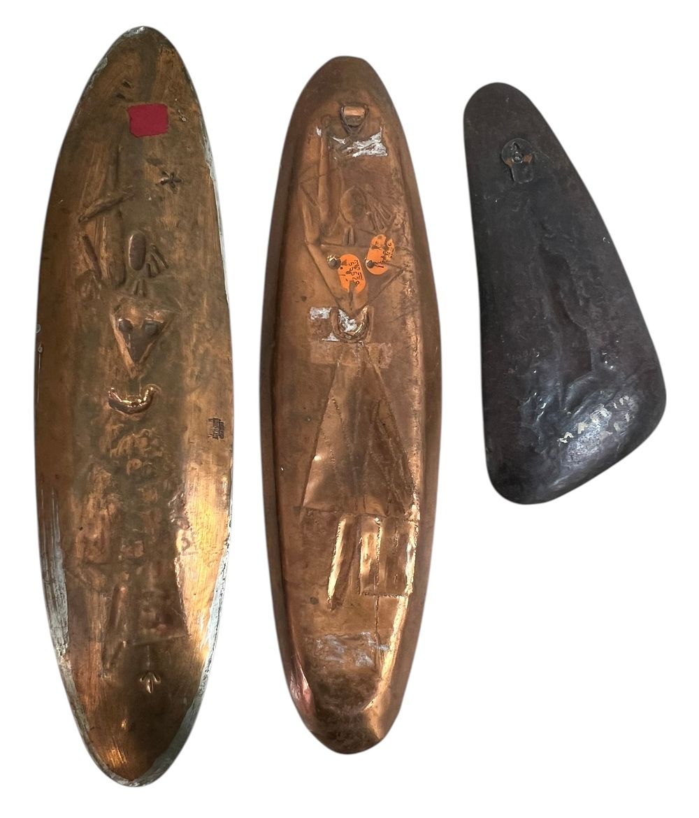 ישראליאנה - לוט 3 צלחות נוי בגדלים שונים 
פליז ונחושת, עיטורי דמויות בטכניקת חריטה 
צלחת 