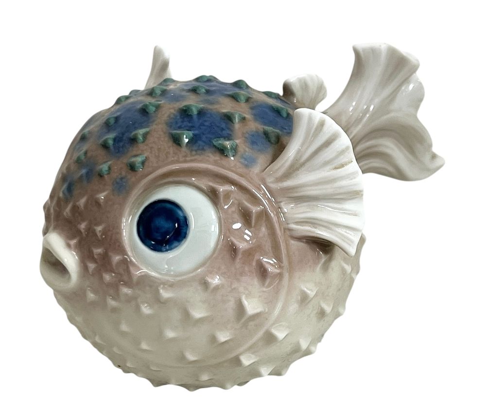 Lladr&oacute; - לארדו - פיגורת פורצלן ספרדי 
דג נפוחית (Pufferfish) - מעוצב בסגנון קיטש מסוגנן, עם 