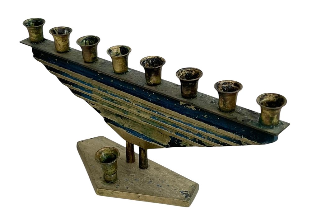 ישראליאנה - דייגי - חנוכיית פליז 
שנות ה50 
מצב כמופיע בצילום, קילופי צבע. 
חתום 
20*8.5 סמ