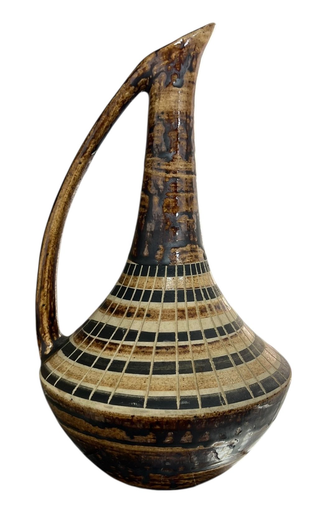 חרסה - אגרטל בינוני עם ידית 
עיטורי יד של נחמיה עזז, בגוונים חומים 
26*14 ס"מ 
חתום