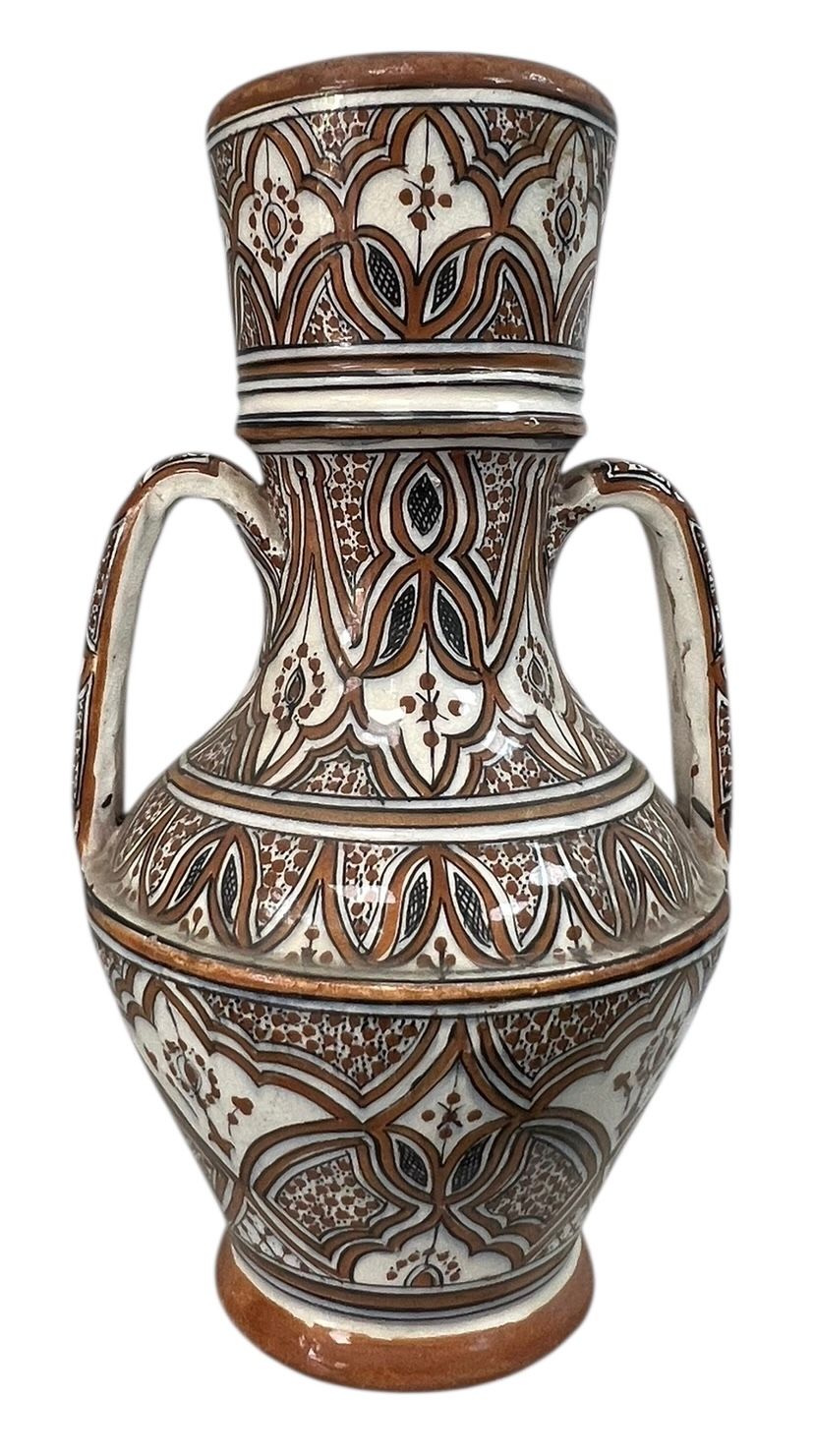 אגרטל סאפי מרוקאי גדול 
מעוטר בציורי יד 
גווני כתום שחור ולבן 
41*22 ס"מ 
חתום