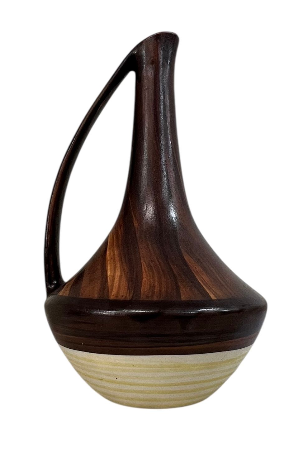 חרסה - אגרטל בינוני עם ידית 
עיטורי יד של נחמיה עזז, בגווני חום וצהוב 
26*14 ס"מ 
חתום