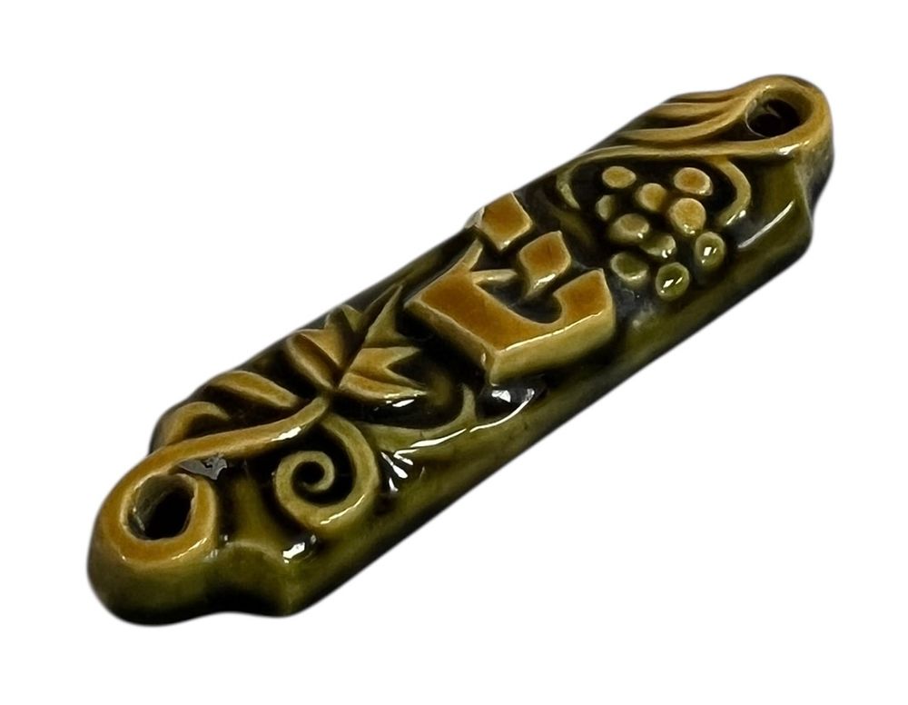 בית היוצר - מזוזה קרמיקה קטנה 
גוונים ירוקים 
10*2.5 ס״מ 
*צ'יפ מזערי באות ש' - מצולם.