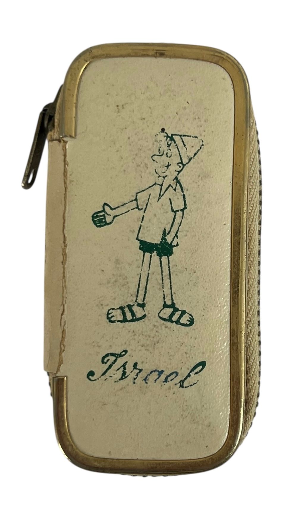 ישראליאנה - שרוליק - ערכת תפירה 
ערכת תפירה מיניאטורית בתוך נרתיק עור קטן עליו מודפסת דמותו 