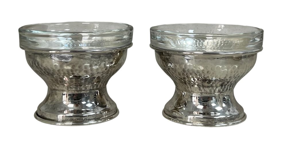 כסף - הצורפים - זוג מלחיות הmurpho 
שתי מלחיות פתוחות לשולחן השבת. 
קערית זכוכית קטנה נשלפת. 