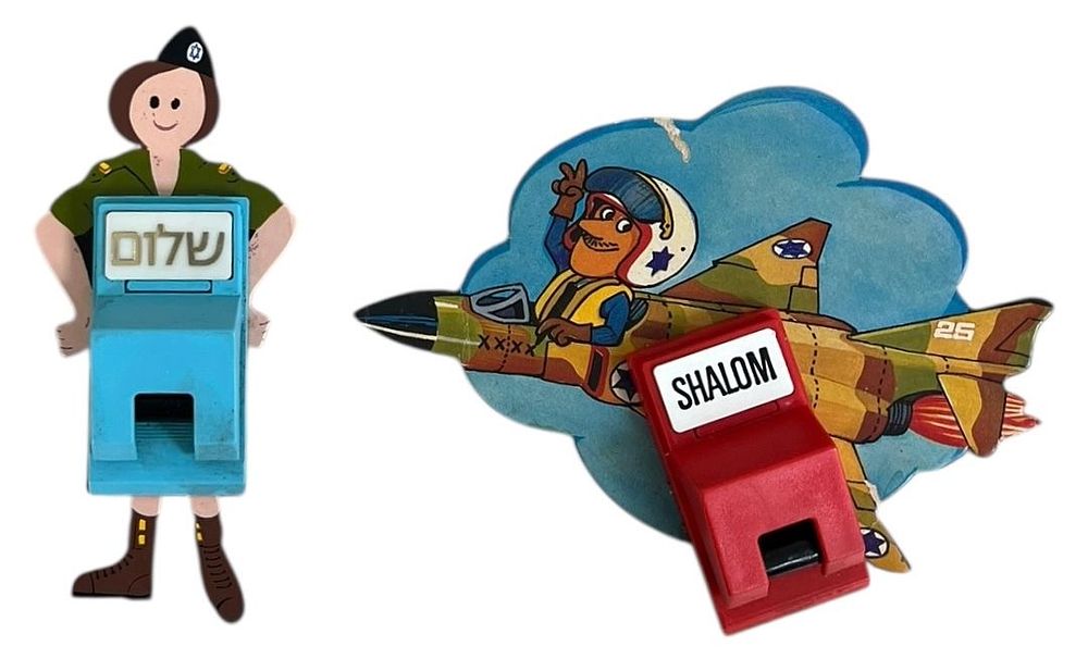 ישראליאנה - לוט 2 מחזיקי פתקים לתזכורת בדמויות שונות 
טייס קורנס(פאנטום) וחיילת צבא ההגנה 