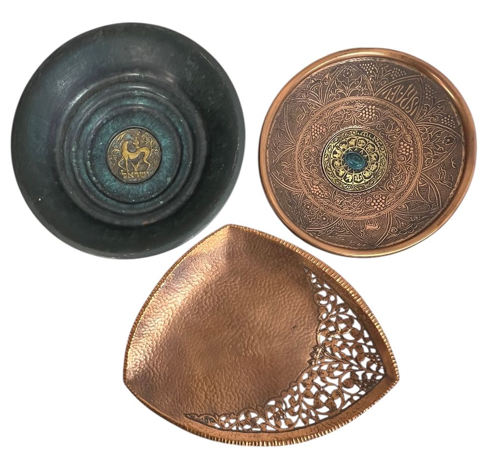 ישראליאנה - לוט 3 צלחות נוי 
נחושת ופליז 
צלחת פליז קוטר 29 סמ 
צלחת נחושת גדולה קוטר 30 ס״מ 