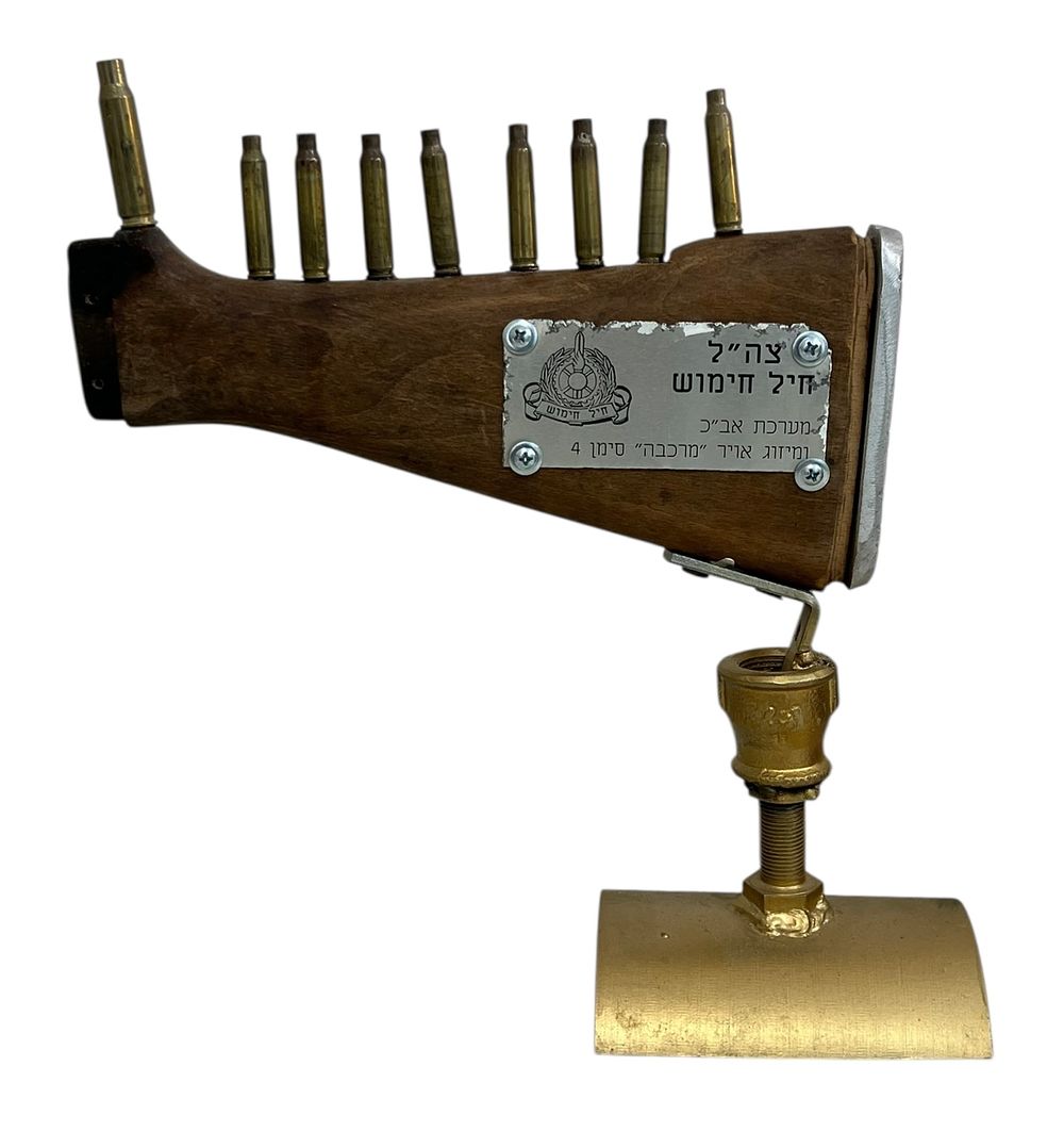 חנוכייה - חיל חימוש 
מעוטרת בסמל חיל חימוש. 
כיתוב: מערכת אב"כ ומיזוג אויר "מרכבה" סימן 4 