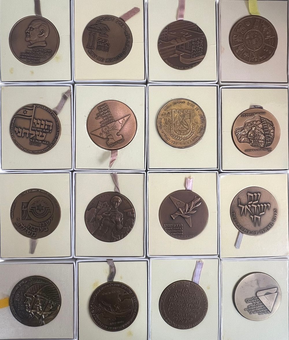 החברה הממשלתית - מדליות ארד 
לוט 16 מדליות. 
קופסאות מקוריות. 
מצב טוב מאוד.