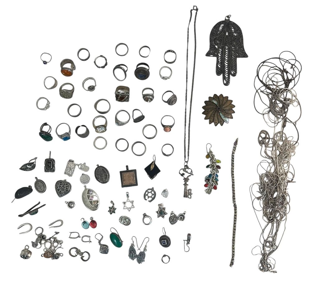 לוט גדול תכשיטי כסף וינטג' מיקס 
חלקם משובצים אבני חן. 
טבעות , שרשראות , תליונים, חמסות וכו' 