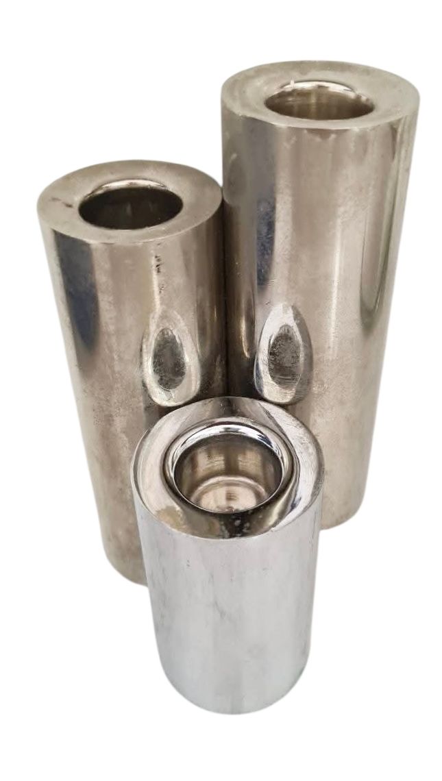 Bier - יצחק ביר - פמוט תלת קני 
עיצוב תעשייתי. חתום. 
גובה מקסימלי 13 ס"מ.