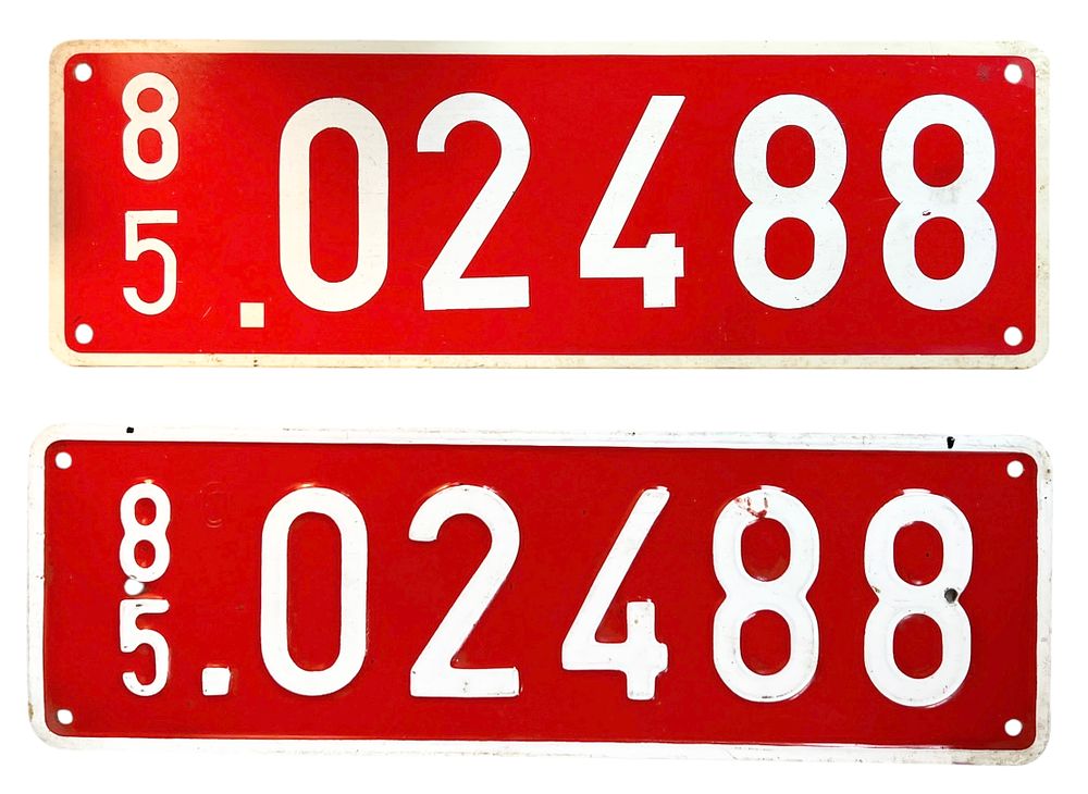 זוג לוחיות רישוי בלגיות ישנות 
שנת 1958 
לוחית אחת מפלסטיק ואחת ממתכת 
34*11 ס"מ