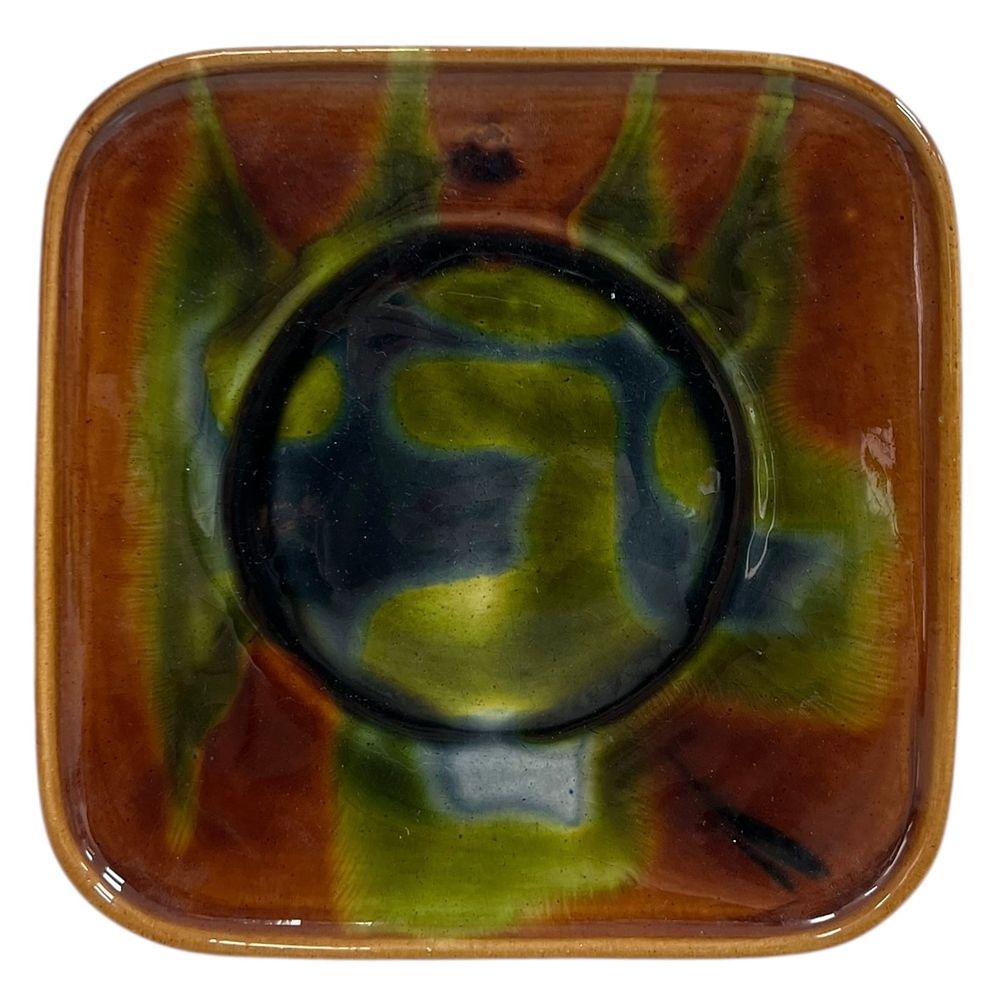 קרמיקה ישראלית - בין צבי, עין-הוד - צלחת נוי מרובעת 
גלזורה בצבעים מהפנטים, גווני חום ירוק 