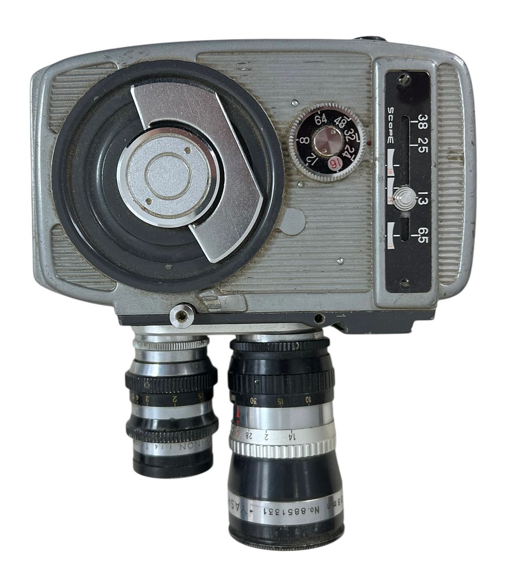 מצלמת קולנוע וינטג' - Yashika 
דגם 8T2. 8 מ"מ. יפן. 
כולל נרתיק עור מקורי 
מידות 13*10 ללא עדשות