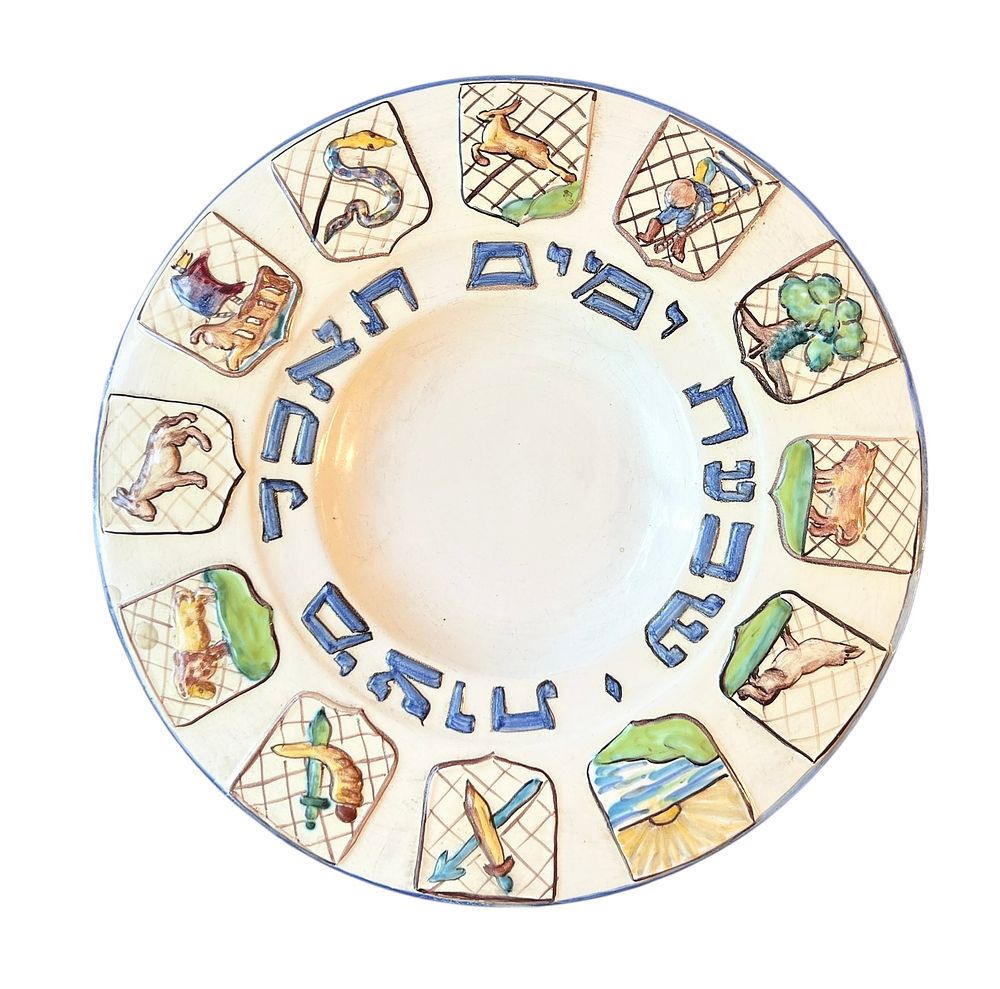 פלקרמיק - צלחת פסח 
עבודה מוקדמת. 
ציורי יד 
חתום בחתימת האמן 
קוטר 32 ס״מ