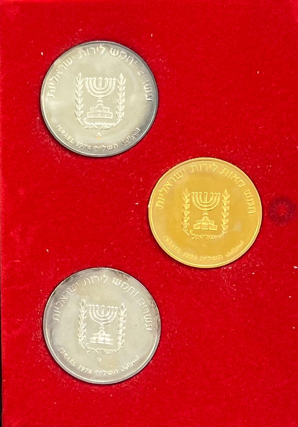 סט מטבעות דוד בן-גוריון - זהב וכסף - 1974 
מארז מקורי מושלם של החברה הממשלתית למטבעות. 
1 מטבע 
