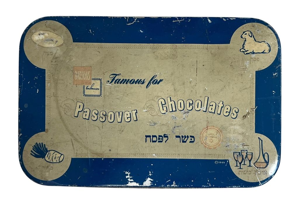 נדיר!!! יודאיקה - קופסת פח ממתקי שוקולד - כשר לפסח!!! 
שנת 1949. יצרן - Barton's , ניו יורק. 